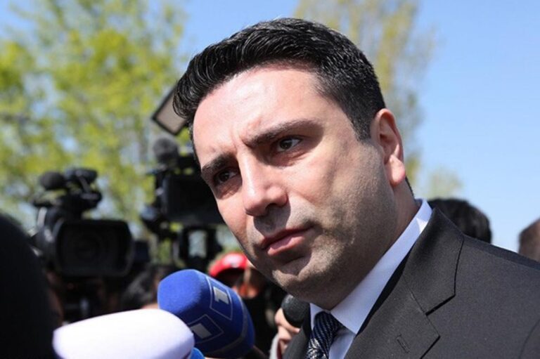 Глава Национального собрания Армении плюнул в лицо женщине