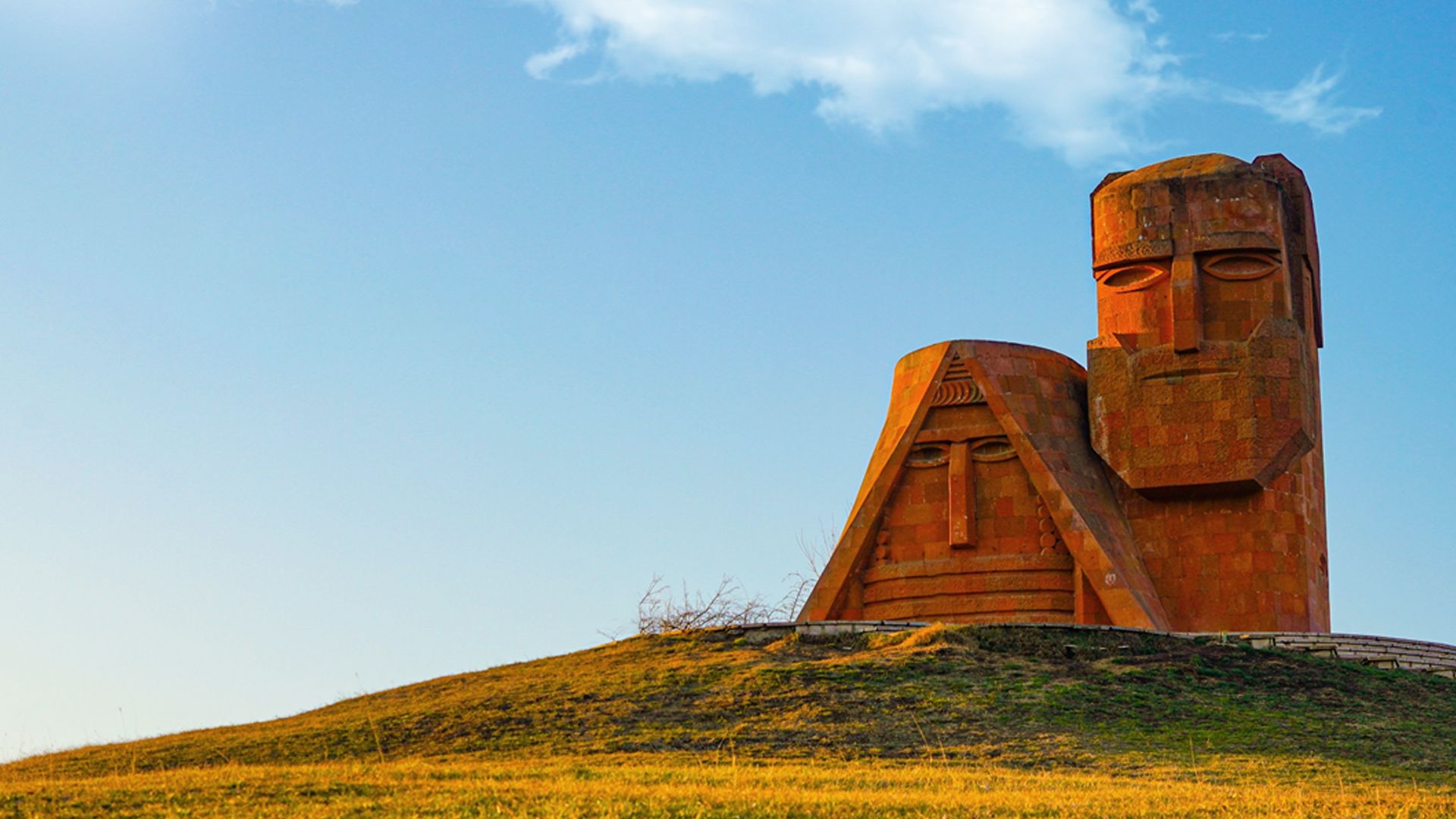 Армянский арцах. Достопримечательности Армении в Арцахе. Армения горы Арцах. Папик Татик памятник Степанакерт. Дедо бабо Арцах.